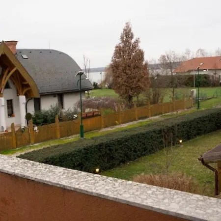 Velencei Fuzfas Villa Velence